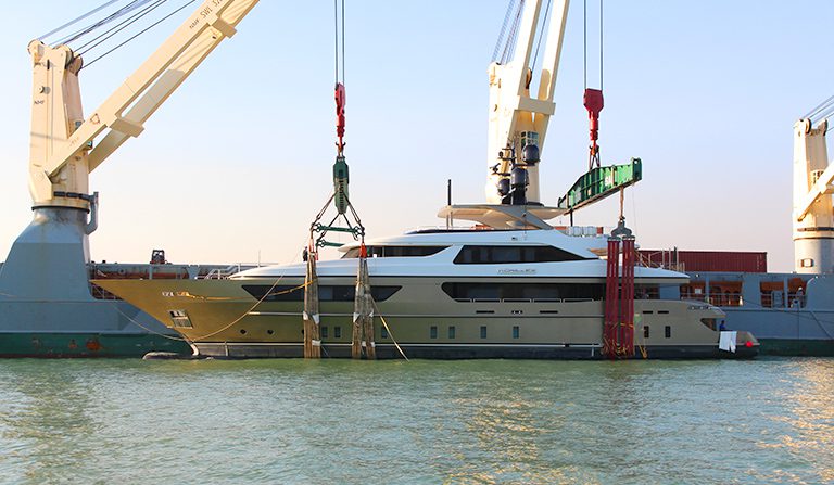 LAYANAN YACHT - Pengiriman Sanlorenzo 46Steel